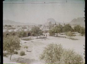 Image représentant La grande place (du Palais des Gouverneurs -?-), vers le mausolée d'Ahmed ChâhDourrâni (1747-1772)