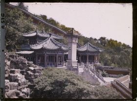 Image représentant Deux pavillons octogonaux du palais d'Été Yiheyuan ("  jardin de la Concorde Entretenue  ")