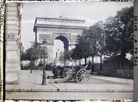 Image représentant Décorations pour les fêtes de la Victoire des 13 et 14 juillet sur les Champs-Elysées et cénotaphe sous l'Arc de Triomphe