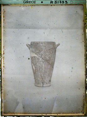 Image représentant Musée archéologique - Vase de terre cuite, orné de lys peints en blanc, provenant de Cnossos