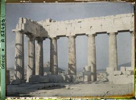 Image représentant Sur l'Acropole, le Parthénon. Vestiges de la colonnade extérieure côté est et derrière eux, la ville et le mont Lycabette