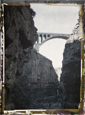Image représentant Algérie, Constantine, Au fond des gorges, Vue vers le Pont de Sidi-Rached
