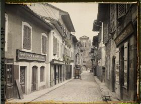 Image représentant France , St Jean-Pied de Port, La Rue Principale et l'Eglise