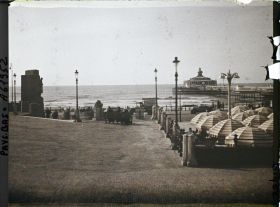Image représentant La terrasse du Café de la Plage, sous le Kurhaus, qui ouvre sur Le Boulevard ou Strandweg, avec à l'arrière-plan, la jetée promenade