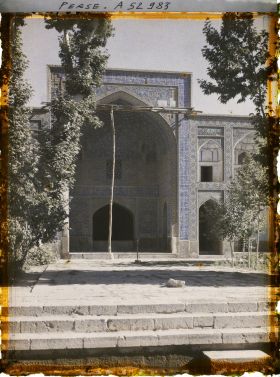 Image représentant La Madreseh Mader-i-Chah, école coranique dite "de la mère du Chah" (1714), entrée de la salle de prière de l'autre côté de la cour