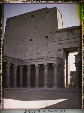 Image représentant Vue sur le pylône de l'intérieur de la cour du temple d'Horus