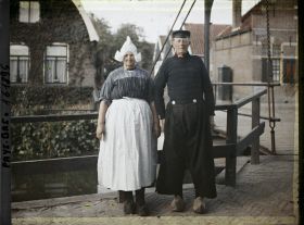 Image représentant Un pêcheur et son épouse portant le costume traditionnel