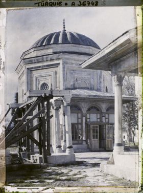 Image représentant Türbe (mausolée) de Selim 1er (1520), derrière la Sultan Selim Camii ("mosquée du Sultan Selim")