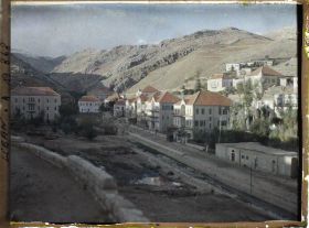 Image représentant Un quartier de la ville traversé par le Nahr El Berdaouni.