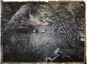 Image représentant Temple Eikan-dô Zenrin-ji : l'étang du Hôjô et le pont menant au sanctuaire shintô Benten-sha