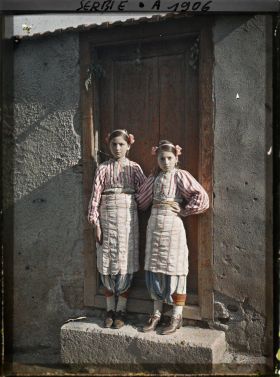 Image représentant Deux fillettes serbes dans l'encadrement d'une porte