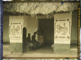 Image représentant Entrée principale (honuwa) du palais de  null Glélé