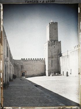 Image représentant La cour de la casbah et la tour Khalef-el-Fatah