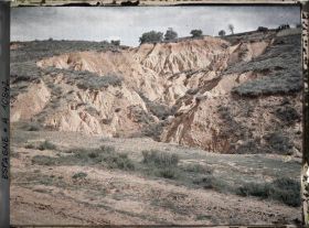Image représentant Espagne, de Léon à Astorga, Près d'Astorga, les ravinements de la couche rouge des bodegas.