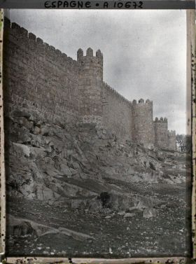 Image représentant Espagne, Avila, Les murailles vues de près avec une ou 2 tours sur leur soubassement de granite