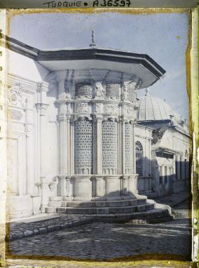 Image représentant Mausolée faisant saillie d'un mur dans le cimetière de l'Eyüp Sultan Camii