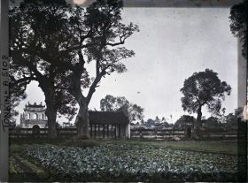 Image représentant Le Van-mieu, temple confucéen de la " Culture littéraire ", dans le quartier de la Citadelle (route de Sinh-tu)