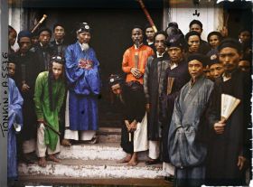 Image représentant Le chef de canton et les autorités villageoises réunis devant le Dinh (maison communale)