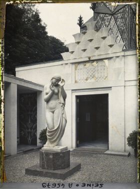 Image représentant L'Exposition des arts décoratifs, Cour du Pavillon de la Pologne, sur le Cours-la-Reine, statue en marbre d'Henrik Kuna