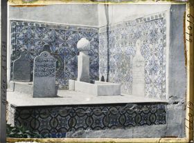 Image représentant Tombes décorées de faïences, probablement dans la cour de la mosquée de Sidi Abd-er-Rhamane