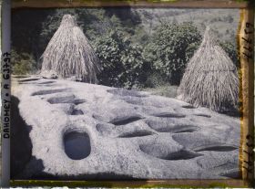 Image représentant Greniers à mil et trous dans le granit permettant d'écraser le mil avec une autre pierre
