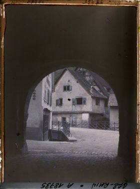 Image représentant France, Andlau, Vue prise de la cour de l'abbaye s/les maisons des rues Clémenceau et Maréchal Joffre