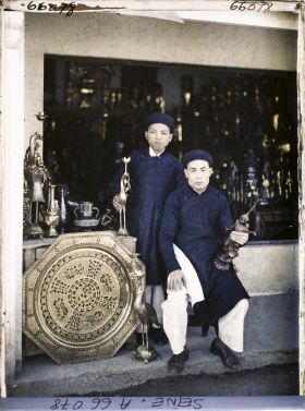 Image représentant L'Exposition Coloniale Internationale de 1931, deux tonkinois marchands de cuivre