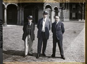 Image représentant Trois journalistes ; Messieurs de Gobart, Saint-Brice et Bardé