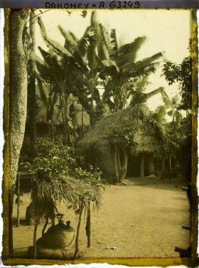 Image représentant Fétiches et case de fétiche (?) sur la place du village