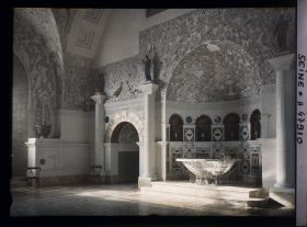 Image représentant L'Exposition des arts décoratifs, Pavillon de l'Italie, hall d'entrée, niche en marbre de Carrare et vasque en verres colorés