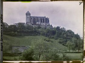 Image représentant France, St-Bertrand-de-Comminges, Vue d'ensemble du Village et de la Cathédrale St Bertrand.