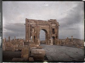 Image représentant L'arc de Trajan vu depuis le Decumanus maximus