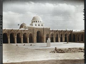 Image représentant La cour devant la façade méridionale du narthex, surmonté de la coupole, de la Grande Mosquée dans la médina