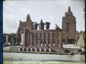 Image représentant L'Exposition Coloniale Internationale de 1931, le pavillon de l'AOF (Afrique occidentale française) et la fontaine des totems