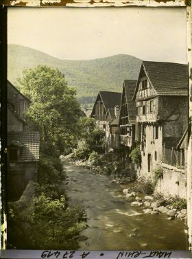 Image représentant France, Kaysersberg, Les bords de la Veiss vers l'aval pris du Pont
