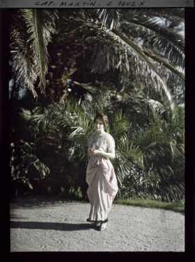 Image représentant Melle Marie-Yvonne von Schoen dans le jardin d'Albert Kahn