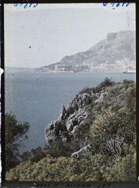 Image représentant Pointe rocheuse proche de la villa Kahn, dite villa Zamir, vue en direction de Monaco