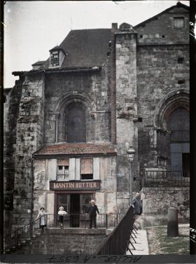 Image représentant Le chevet de l'église Sainte-Croix, avec la boutique du bottier construite entre deux contreforts de l'église