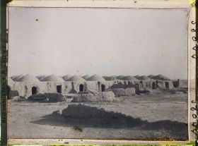 Image représentant Le village abandonné : dômes de boue séchée protégeant du vent et du soleil