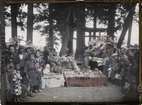 Image représentant Marchande de poupées, jouets et drapeaux aux abords d'un sanctuaire, le jour de la fête du village