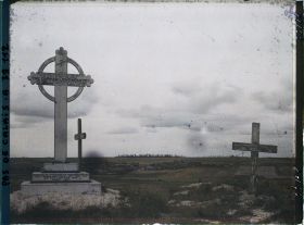 Image représentant France, Warlencourt, Monument anglais du Sommet de la butte, au fond, le Village de Warlencourt