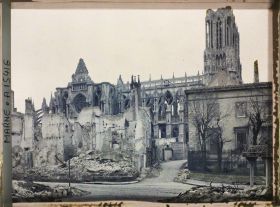 Image représentant France, Reims, Un coin du Palais de Justice et la Cathédrale
