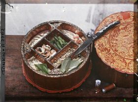 Image représentant Une boîte à bétel ouvragée, présentée ouverte