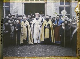 Image représentant Prêtres arméniens catholiques devant leur chapelle