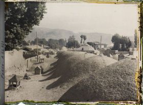 Image représentant Les toits des rues couvertes du bazar. On aperçoit les deux tours de Shams-ol Emareh qui marque l'entrée de l'Arg (la citadelle royale)