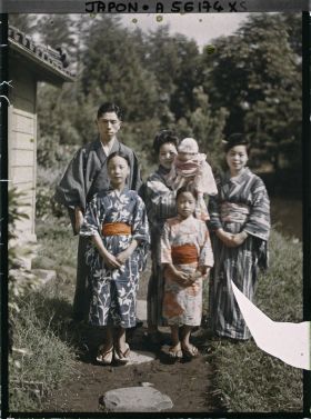 Image représentant La famille Imafuku et leurs proches à la mission catholique