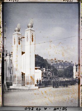 Image représentant Pylône sur l'avenue des Champs-Elysées décorés pour les fêtes de la Victoire des 13 et 14 juillet