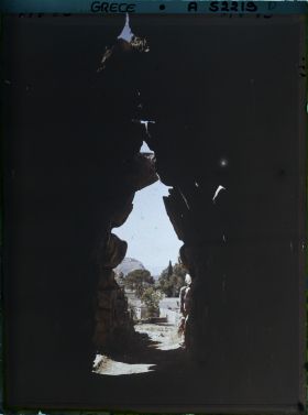 Image représentant Sous la galerie couverte desservant les casemates du bastion sud de la citadelle. Au fond, le rocher de Nauplie