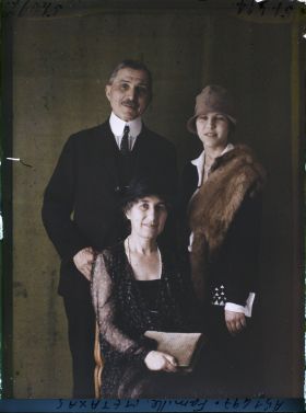 Image représentant Monsieur Métaxa , Madame Métaxa  et Mademoiselle Métaxa