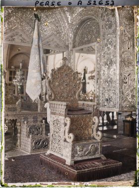 Image représentant Dans l'Arg (la citadelle royale), au premier étage du Palais du Golestan, dans la Salle des trônes, le trône Naderi et, derrière lui, celui du Paon (Takht-i-Tavous)